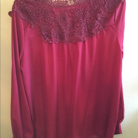 Embroidered burgundy top like new - Picture 4 of 4